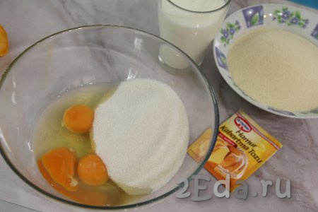 Соединить яйца и сахар в достаточно глубокой миске.