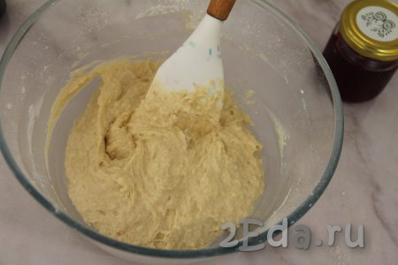 Перемешать тесто для маффинов лопаткой, оно получится достаточно густым и вязким.