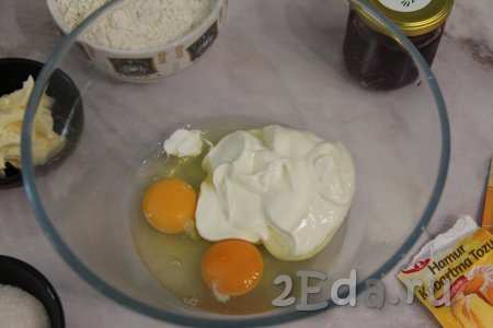 В миске соединить сметану, ванилин и яйца, перемешать венчиком. Сливочное масло слегка растопить и дать ему остыть (или заранее достать его из холодильника, чтобы оно согрелось и стало мягким).
