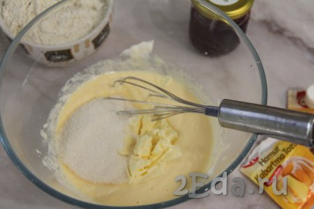 В смесь из сметаны и яиц добавить размягчённое сливочное масло, соль и сахар, перемешать массу венчиком.