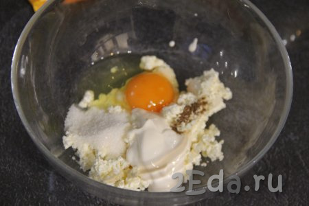 В глубокой миске соединить творог, сахар, сметану, яйцо и корицу, пробить получившуюся массу погружным блендером. 