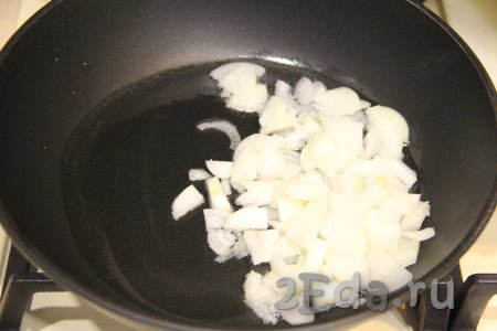 Лук, чеснок и морковь очистить. Если будете готовить с болгарским перцем, тогда его нужно очистить от семян и плодоножки. В сковороду с высокими бортиками влить растительное масло, разогреть его, затем выложить лук, нарезанный на полукольца, обжарить его на среднем огне, помешивая, до прозрачности (на это потребуется 4-5 минут).