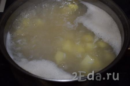 Затем добавляем к картофелю рис, предварительно слив жидкость, в которой он замачивался.