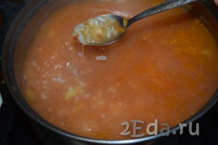 Варим суп до готовности риса. Как только рис будет готов, добавляем обжаренные овощи.