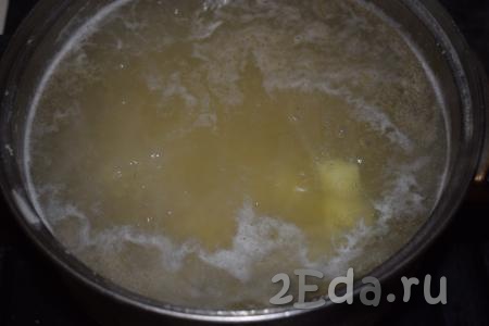 В готовый закипевший бульон кладем картофель, уменьшаем огонь и варим картошку с момента закипания, примерно, 10 минут, солим по вкусу.