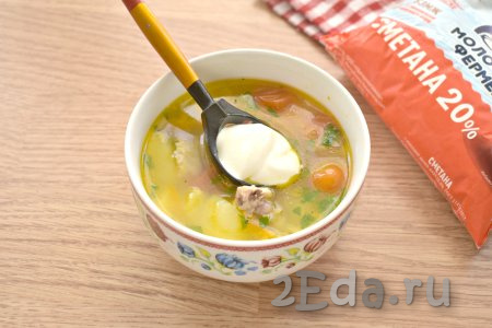 Наваристый, вкусный, аппетитный куриный суп, сваренный с помидорами и картошкой, разливаем по тарелкам и подаём к столу, дополнив, по желанию, сметаной.