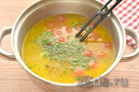 В конце приготовления куриный суп с помидорами и картошкой по вкусу перчим, добавляем измельчённую свежую зелень (у меня - петрушка), перемешиваем, даём закипеть и выключаем огонь.