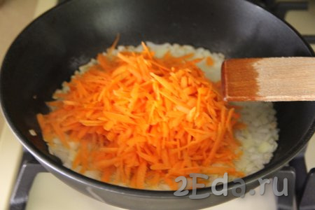 К обжаренному луку добавить морковку, натёртую на крупной тёрке, перемешать и обжаривать овощи минут 5, иногда помешивая.