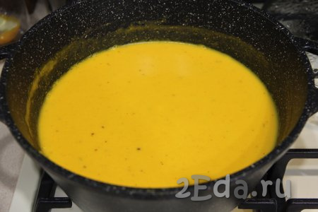 Прогреть тыквенный крем-суп, сваренный на курином бульоне со сливками, на среднем огне, помешивая. Суп должен хорошо прогреться, но он не должен закипеть. 