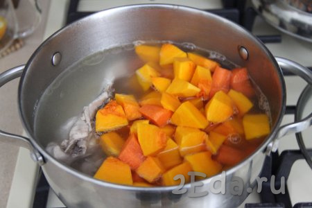 После того как курица проварится 30 минут, добавить в кастрюлю тыкву и морковь, дать закипеть и варить минут 20 (до мягкости овощей).