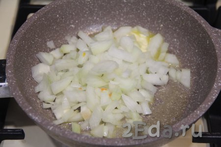 В сковороду выложить сливочное масло, растопить, выложить очищенный и мелко нарезанный лук. 