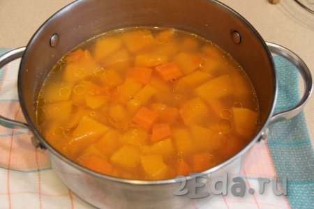 После того как морковка с тыквой станут мягкими, достать курицу из супа. Дать мясу немного остыть, отделить его от костей. 
