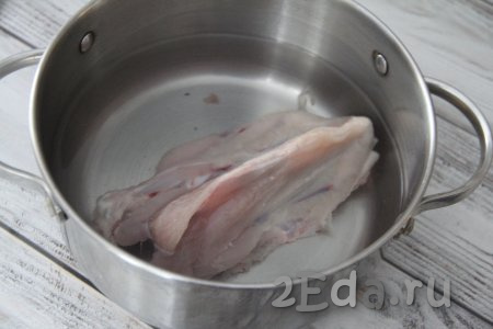 Куриное мясо на кости вымыть, выложить в кастрюлю, залить 1 литром воды, поставить на огонь. Как только бульон закипит, снять пенку и варить на небольшом огне минут 30. 