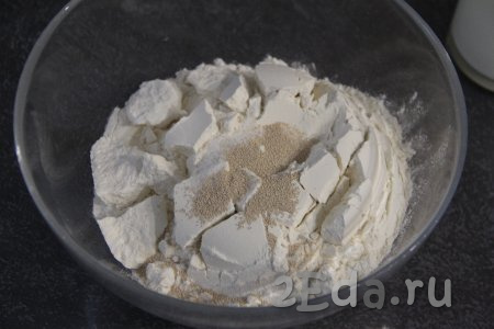 Прежде всего замесим дрожжевое тесто для жареных пирожков, для этого нужно в миску всыпать муку, дрожжи, соль и сахар, перемешать.