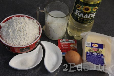 Подготовить продукты для приготовления жареных пирожков с сыром из дрожжевого теста на сковороде. 