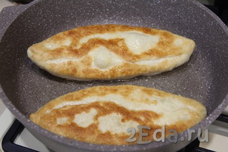 Жарить пирожки с сыром на среднем огне с двух сторон до золотистого цвета дрожжевого теста.