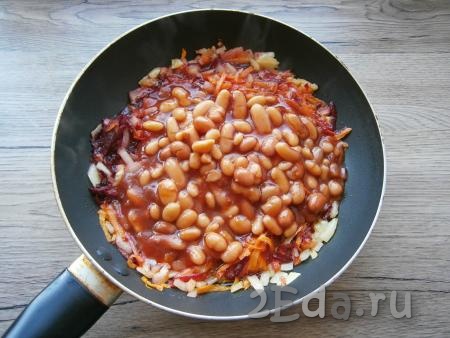 Обжарить овощи на среднем огне до мягкости, иногда помешивая, затем, добавить фасоль вместе с томатом.