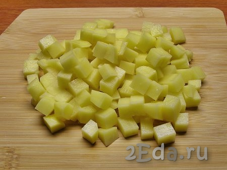 Для приготовления начинки чистим картофель и нарезаем его на маленькие кубики.