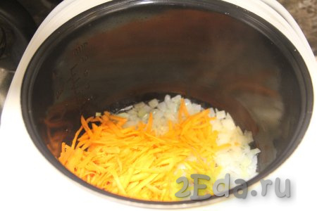 В чашу мультиварки с обжаренным луком добавить морковку, натёртую на крупной тёрке. Обжаривать овощи, не закрывая крышку мультиварки, минут 5 (морковь должна стать мягкой), не забывая иногда помешивать.