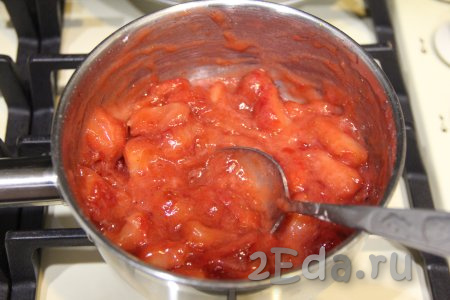 Довести ягоды до кипения, периодически перемешивая, а затем, помешивая начинку, варить 2-3 минуты (до загустения). Снять клубничную начинку с огня и дать ей полностью остыть. Чтобы начинка не покрылась коркой, я её накрываю пищевой плёнкой так, чтобы плёнка лежала на поверхности ягод.