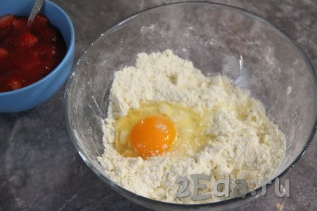 Руками перетереть муку с солью, маслом и сахаром в мелкую крошку. Добавить в миску сырое яйцо.
