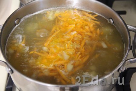 Обжарить лук с морковкой в течение 6-7 минут (до мягкости моркови). Периодически, чтобы овощи не подгорели, их нужно перемешивать. После того как картошка проварится 10-15 минут (станет достаточно мягкой), добавить в кастрюлю обжаренные овощи, варить 3-5 минут.