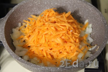 Затем выложить в сковороду морковку, натёртую на крупной тёрке.