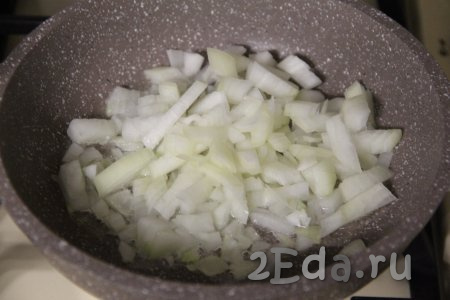 Пока варится картошка, обжарим морковку с луком. Для этого нужно в сковороде хорошо прогреть растительное масло, затем выложить в него мелко нарезанный лук и обжарить его, время от времени помешивая, на среднем огне в течение 5 минут (до прозрачности).