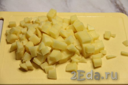 По прошествии 30 минут с момента закипания бульона с сердечками, нарезать картошку на средние кубики.