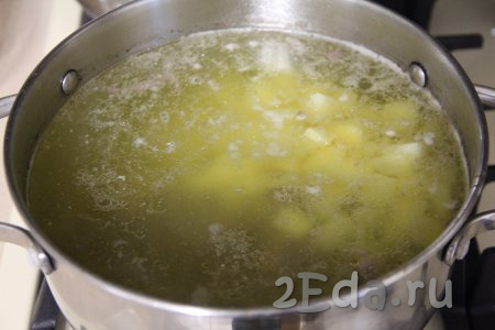 Выложить в кастрюлю картошку, дать закипеть и варить суп на небольшом огне минут 10-15.