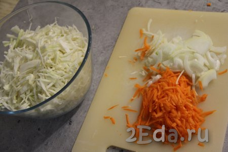Капусту нарезать на тонкие полоски, лук - на четверть кольца (или полукольца). Натереть на крупной тёрке морковь.