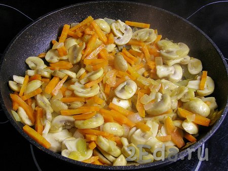В сковородку наливаем растительное масло, прогреваем его, затем выкладываем лук и морковь, перемешиваем и обжариваем овощи на среднем огне, периодически помешивая, минут 5-6. Затем добавляем в сковороду нарезанные шампиньоны, перемешиваем, обжариваем 8-10 минут. В процессе обжаривания грибы с овощами нужно периодически перемешивать, чтобы они не подгорели. Затем убираем сковородку с огня.