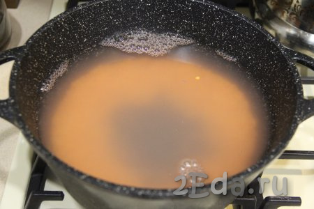 Я варила суп с красной чечевицей, поэтому просто несколько раз промыла её водой. Если вы готовите с другими сортами чечевицы тогда заранее замочите их в воде комнатной температуры на 30 минут (можно замочить и на 1-2 часа), а затем просто слейте лишнюю воду. Теперь приступаем к варке супа, для этого в кастрюлю нужно влить 2,5 литра воды, выложить подготовленную чечевицу, поставить на огонь. После закипания воды варить на небольшом огне минут 10.