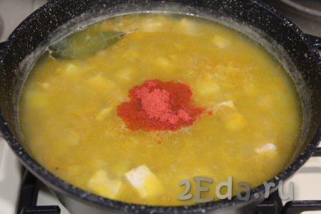 В чечевичный суп добавить лавровый лист, дать закипеть и варить на небольшом огне 5 минут. Затем добавить специи по вкусу (у меня - паприка), перемешать.