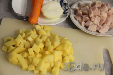 Картошку нарезать на средние кубики. Ветчину (или колбасу, или сосиски), если будете использовать, нарезать на кубики.
