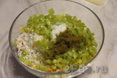 В миску с фаршем и рисом добавить нарезанный перец, соль и любимые специи.