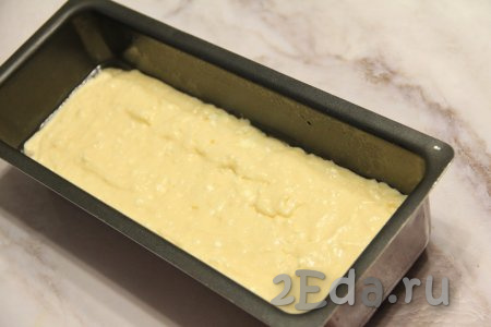 Форму для выпечки (я взяла форму размером 30 сантиметров на 12 сантиметров) смазать сливочным маслом, выложить тесто, разровнять.