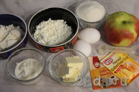 Подготовить продукты для приготовления кекса с творогом и яблоками. Вымыть яблоко.