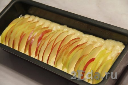 Яблочные дольки вставить в тесто гармошкой, как на фото. Поставить форму с тестом в разогретую до 180 градусов духовку.
