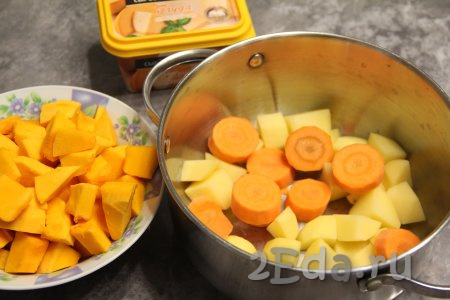 Картошку и морковь нарезать на средние дольки и поместить в кастрюлю, в которой будете варить суп. Тыкву очистить от кожуры, семечек и волокон. 500 грамм очищенной тыквы нарезать на кубики среднего размера.