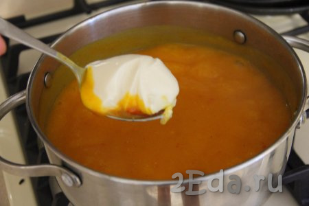 Добавить в кастрюлю плавленный сыр, перемешать и проварить на среднем огне 2-3 минуты (до полного растворения сыра).