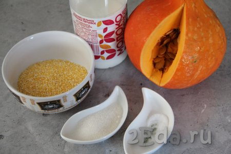 Подготовить продукты для приготовления кукурузной каши на молоке с тыквой в мультиварке.