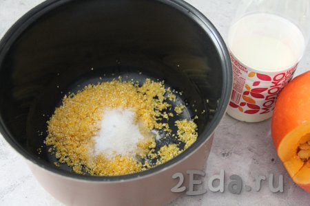 В чашу мультиварки выложить промытую крупу, добавить соль и сахар.