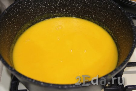 Когда  овощи станут мягкими, снять суп с огня. Достать из супа лавровый лист, нам он больше не понадобится. Содержимое кастрюли пробить в однородное пюре с помощью погружного блендера.