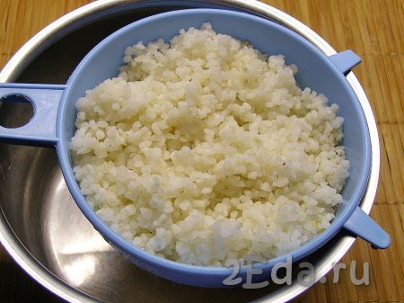 В 300 миллилитров кипящей подсоленной воды всыпаем рис и варим его после закипания минут 10-12 (до полуготовности, рис внутри должен остаться чуть твёрдым). Затем перекладываем рис на сито, чтобы стекла лишняя вода, и оставляем его остывать.
