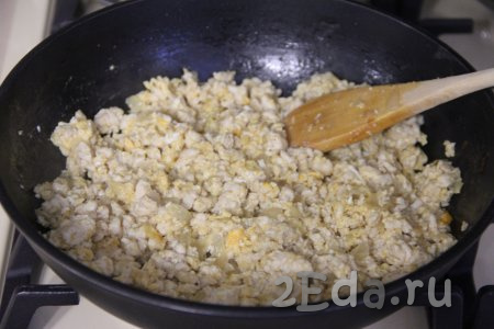 Перемешать фарш с яйцами и жарить 2-3 минуты (до готовности яиц). 