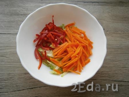 Морковь и сладкий болгарский перец тоже нарезать тонкой соломкой и выложить к кабачку.