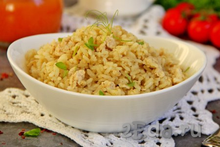 Рис, приготовленный с куриным фаршем, разложить со сковороды по тарелкам. Это простое блюдо получается и вкусным, и сытным, его можно подать и к обеду, и к ужину, дополнив любимым соусом или кетчупом.