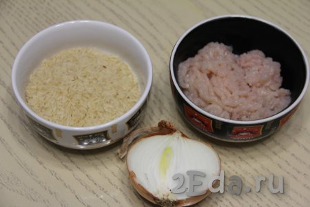Подготовить продукты для приготовления риса с куриным фаршем на сковороде. Куриный фарш можно использовать покупной, а можно в домашних условиях пропустить куриное филе через мясорубку.