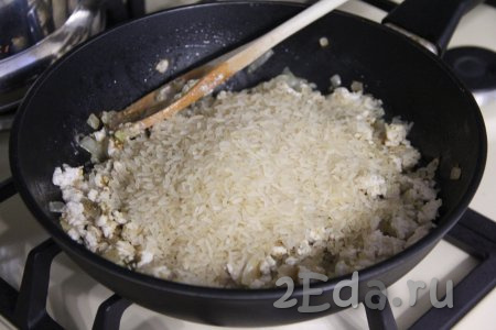 В сковороду с куриным фаршем, обжаренным с луком, выложить подготовленный рис.